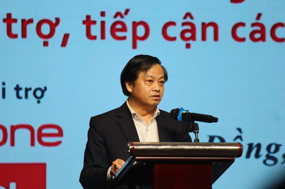 Ông Võ Văn Thanh – Giám đốc NHNN chi nhánh tỉnh Lâm Đồng, trao đổi thông tin với doanh nghiệp.
