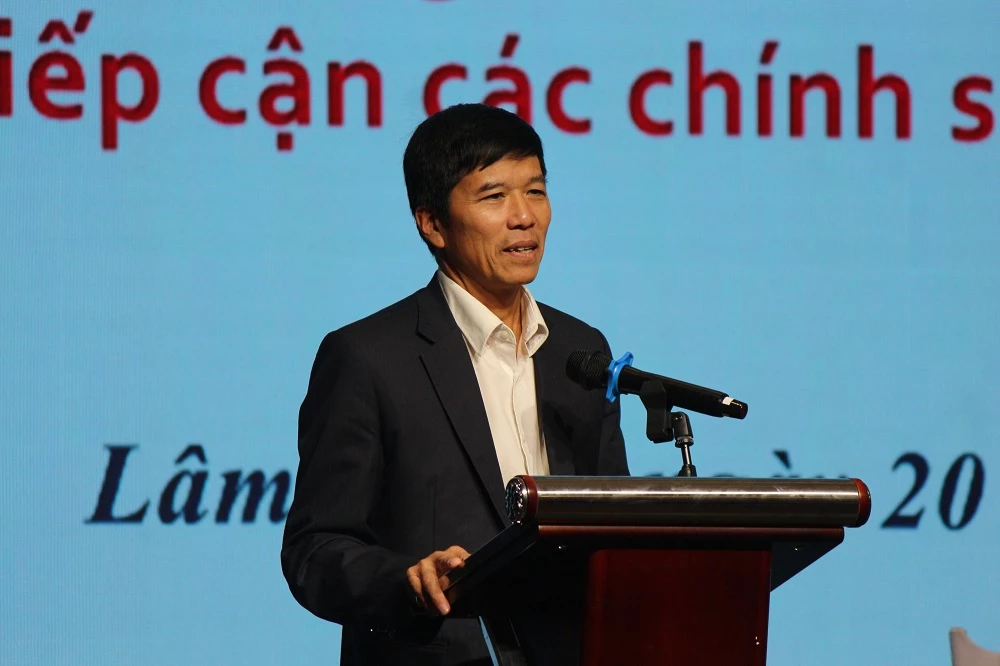 Ông Nguyễn Xuân Hòa - Giám đốc Agribank Lâm Đồng, trao đổi thông tin với doanh nghiệp.