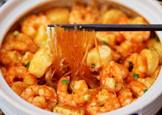 Tôm kho thịt xưa rồi, cho ngay đậu phụ vào được món mới lạ mà 'đánh bay' cơm