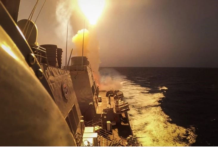 Tàu khu trục lớp Arleigh Burke mang tên lửa dẫn đường USS Carney (DDG-64) đánh chặn tổ hợp tên lửa và máy bay không người lái của lực lượng Houthi trên Biển Đỏ ngày 19-10. Ảnh: US Navy.