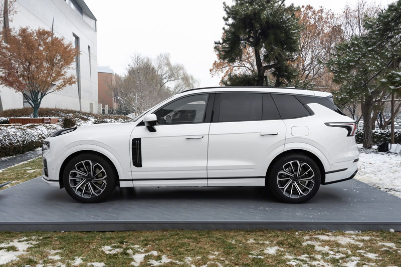 Hãng xe vừa vào Việt Nam giới thiệu SUV công suất 555 mã lực, tiêu thụ 1 lít xăng/100 km, hệ thống treo khí nén, giá hơn 1 tỷ đồng