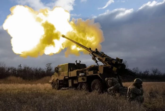 Binh sỹ Ukraine khai hỏa pháo tự hành CAESAR ở miền Đông, ngày 28/12/2022. Ảnh: Getty.