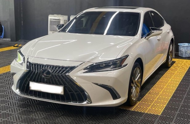 Chỉ sau 1 năm lăn bánh, Lexus ES 250 cũ chấp nhận bán "lỗ" tới hơn nửa tỷ đồng