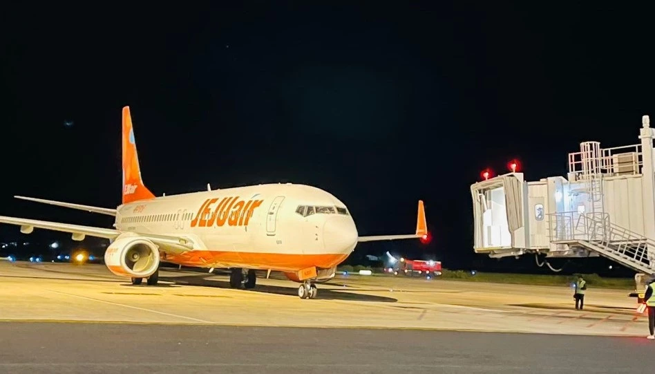 chuyến bay mang số hiệu 7C2311 của Hãng hàng không Jeju Air đã hạ cánh xuống Cảng hàng không Liên Khương rạng sáng nay