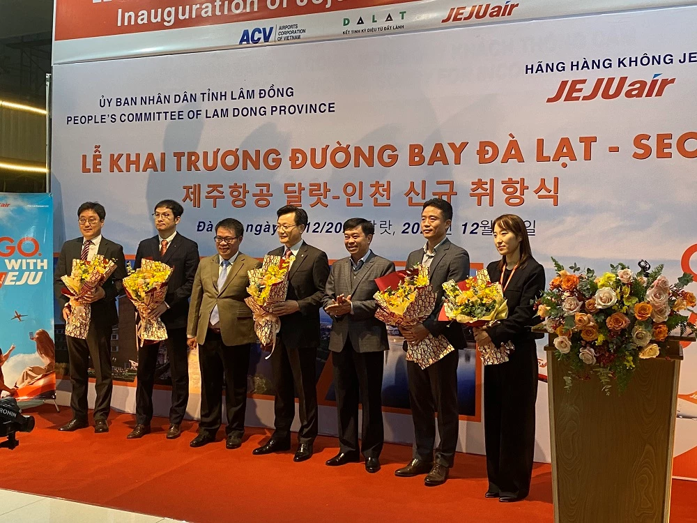 Lãnh đạo tỉnh Lâm Đồng tặng hoa chúc mừng đại diện Jeju Air.