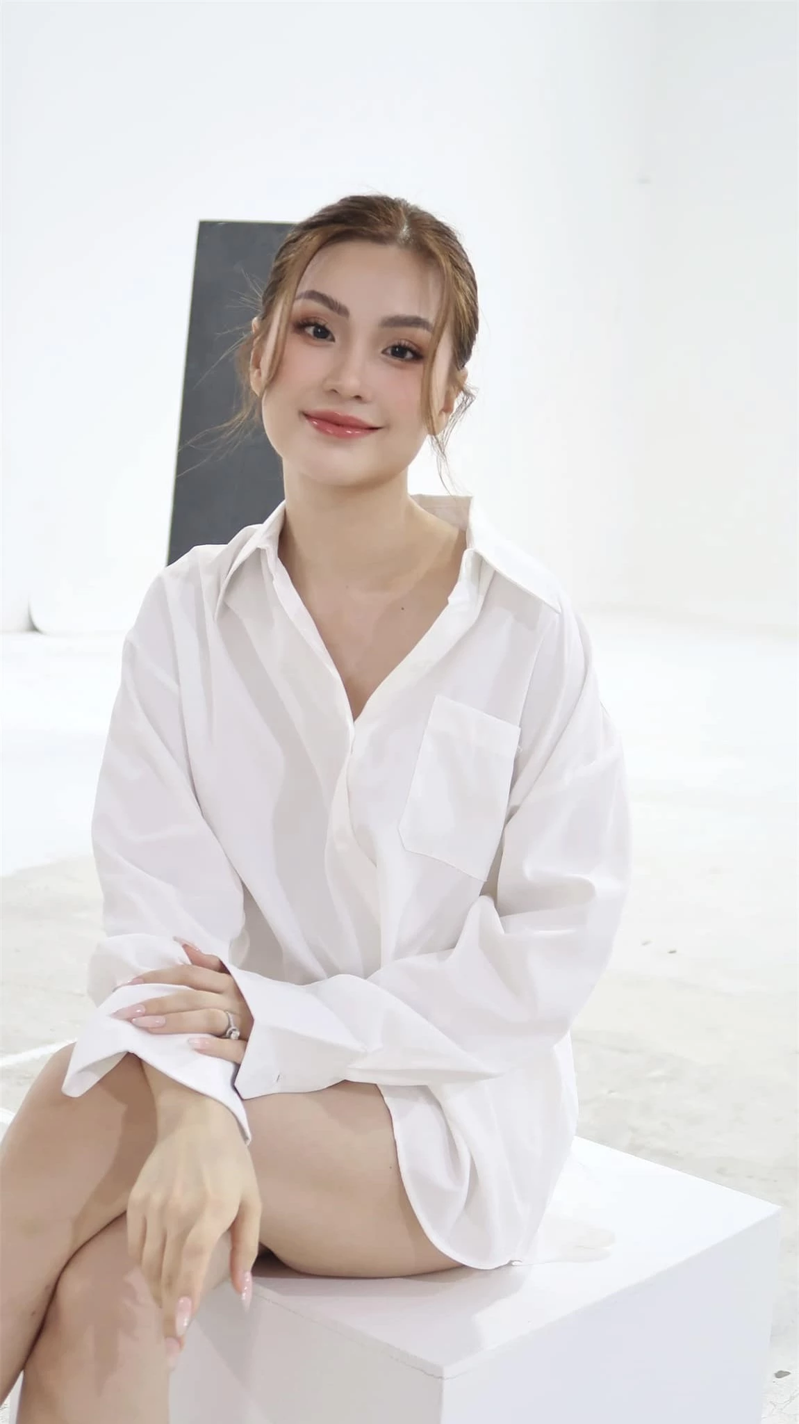 Showbiz Việt có 1 hội bạn thân cực chất: Toàn các nàng hậu chân dài, gây sốt nhất là người đẹp kết hôn ở tuổi 20 - Ảnh 6. Showbiz Việt có 1 hội bạn thân cực chất: Toàn các nàng hậu chân dài, gây sốt nhất là người đẹp kết hôn ở tuổi 20 - Ảnh 6.