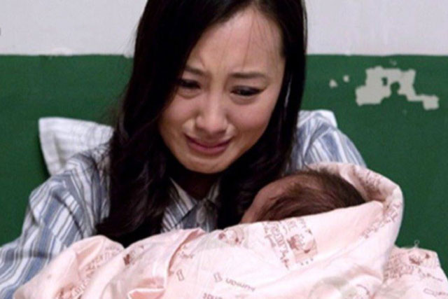 Bất chấp tuổi tác sinh con cho bạn trai ở tuổi 38, 5 tháng sau người phụ nữ khóc ròng