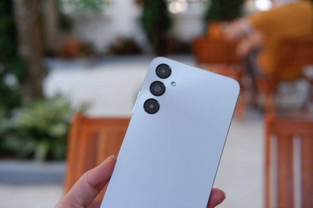 Samsung Galaxy A05s giảm giá cực mạnh dù mới ra mắt, chip khỏe như máy gaming, màn 90Hz chặt đẹp iPhone 11