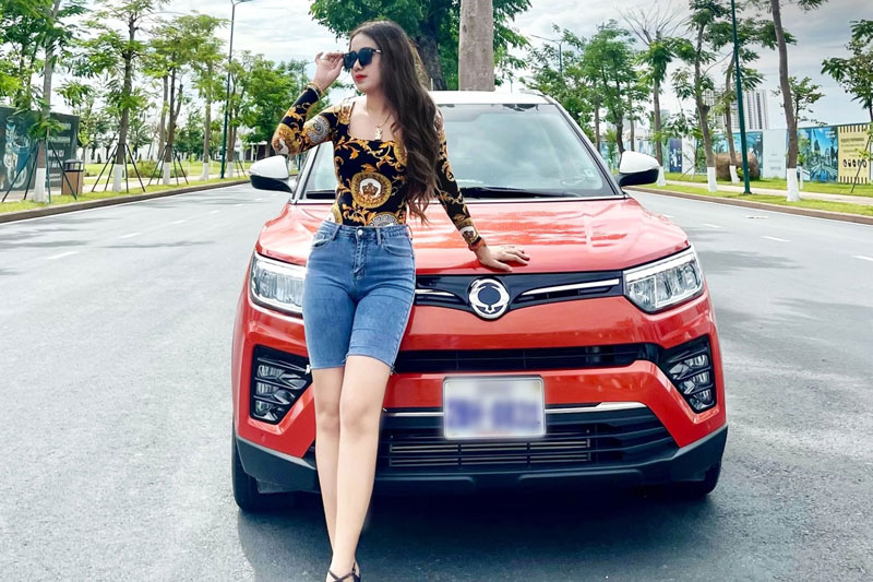 Mê mẩn với nhan sắc người đẹp bên xe Ssangyong Tivoli