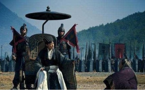 Hai chân của Gia Cát Lượng không hề bị thương nhưng khi đánh trận lại luôn ngồi trên xe lăn, tại sao lại như vậy?