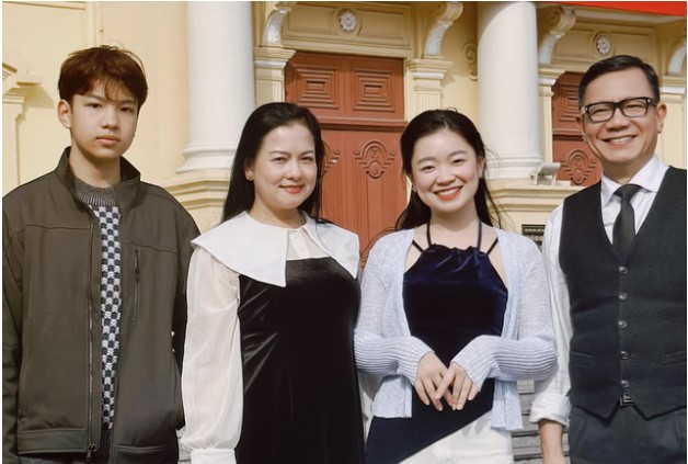 Nam thần màn ảnh 2 vợ chồng đều mang quân hàm Đại tá, là cặp "trai tài gái sắc" hạnh phúc của showbiz Việt