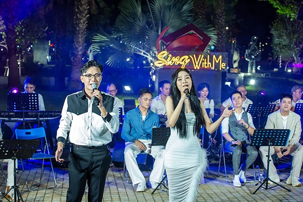 Các nghệ sĩ Nhà hát Trưng Vương biểu diễn trong chương trình “Sing with me”.  