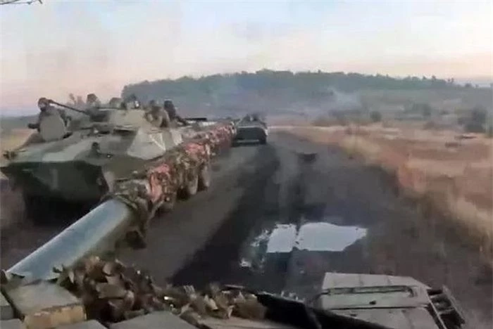 Vào tháng 10/2023, một chiếc xe bọc thép chở quân (APC) bánh lốp BTR-90 Rostok được phát hiện đang tham gia cuộc tấn công của Quân đội Nga gần chiến trường Avdiivka.
