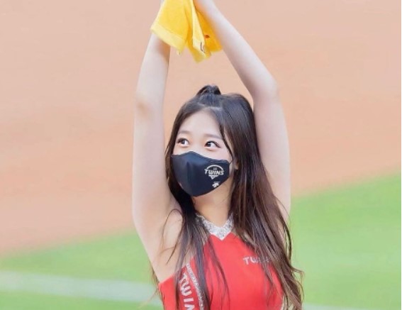 Đeo khẩu trang kín mít vẫn "gây sốt", diện mạo thật sự của hot girl khiến người xem thêm phần ngây ngất