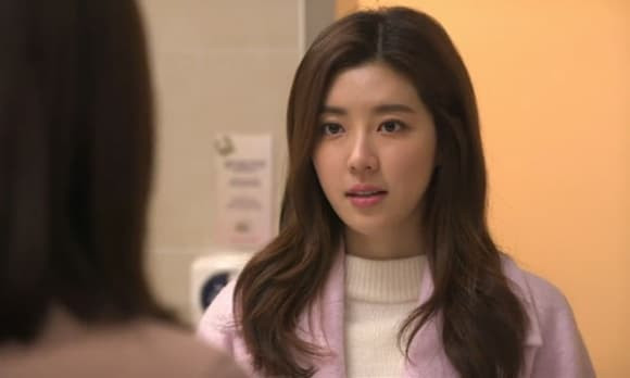 Gọi em dâu tương lai đến nhà làm cỗ đãi bạn của chồng tôi, hành động vội vàng của em trong bếp làm tôi tái mặt