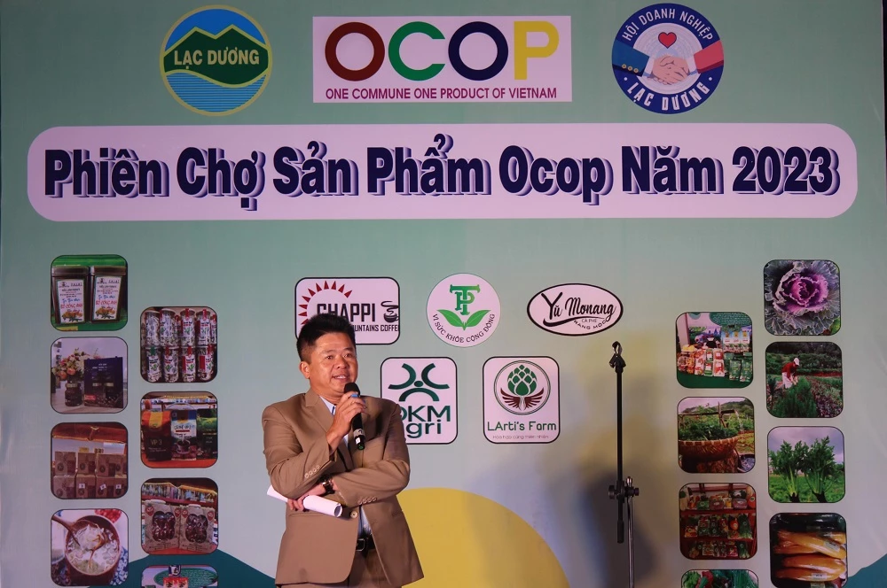 Ông Nguyễn Phục Quốc – Chủ tịch Chi hội Doanh nghiệp Lạc Dương, phát biểu khai mạc phiên chợ.
