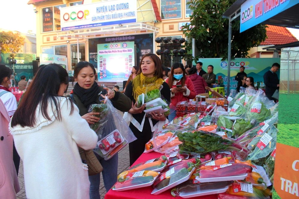 Phiên chợ thu hút sự quan tâm của người dân, du khách.