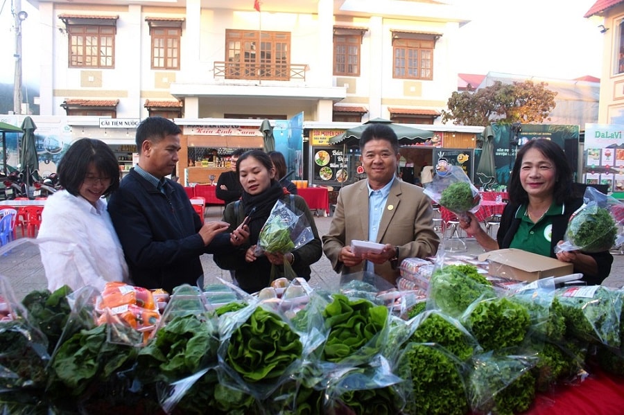 Phiên chợ sản phẩm OCOP dưới chân núi LangBiang