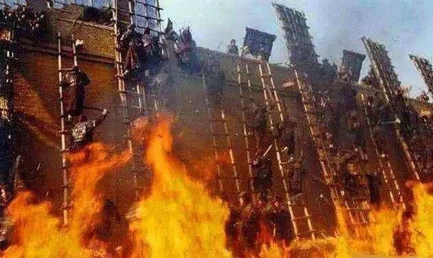 Thời cổ đại khi trấn giữ thành, tại sao không đẩy đổ thang từ bên ngoài vào của kẻ địch?