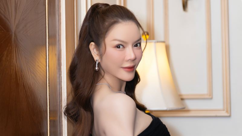 Lý Nhã Kỳ đeo trang sức 1,8 tỷ chơi giáng sinh