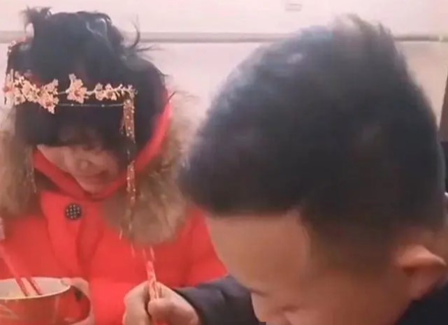 Cảnh đám cưới gây xôn xao vì cô dâu có "nhan sắc kỳ lạ", dân mạng thấy tiếc cho chú rể, người trong cuộc lên tiếng nói rõ sự tình