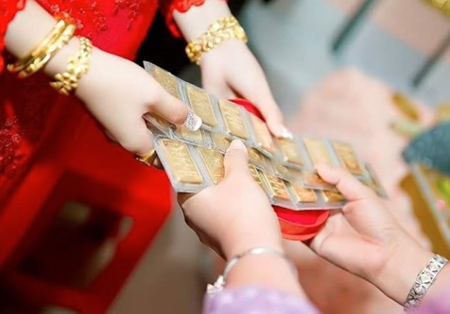 Được mừng cưới 2 chỉ vàng giá 8 triệu đồng từ 4 năm trước, mừng lại 8 triệu ở năm nay thì có sai với bạn không?