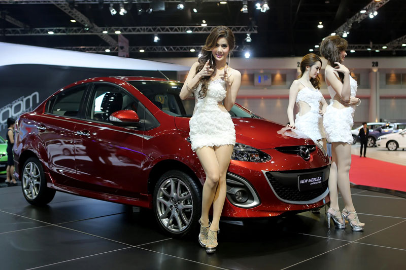 'Nữ thần sắc đẹp' khoe dáng bên xe Mazda