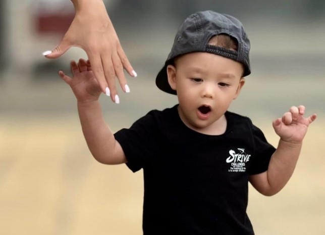 Bùi Tiến Dũng khoe con trai chập chững biết đi nhưng lại than thở một điều vì thương vợ mẫu tây