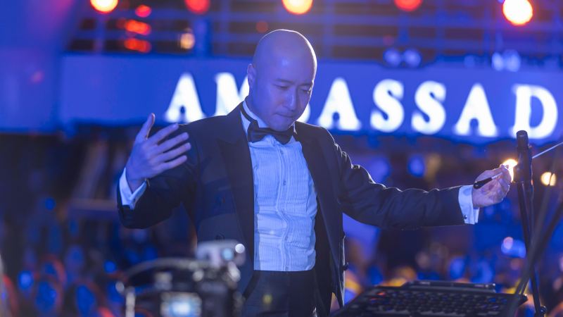 Nhạc trưởng Đồng Quang Vinh cùng dàn nhạc “Sức sống mới” trình diễn trên du thuyền Hạ Long