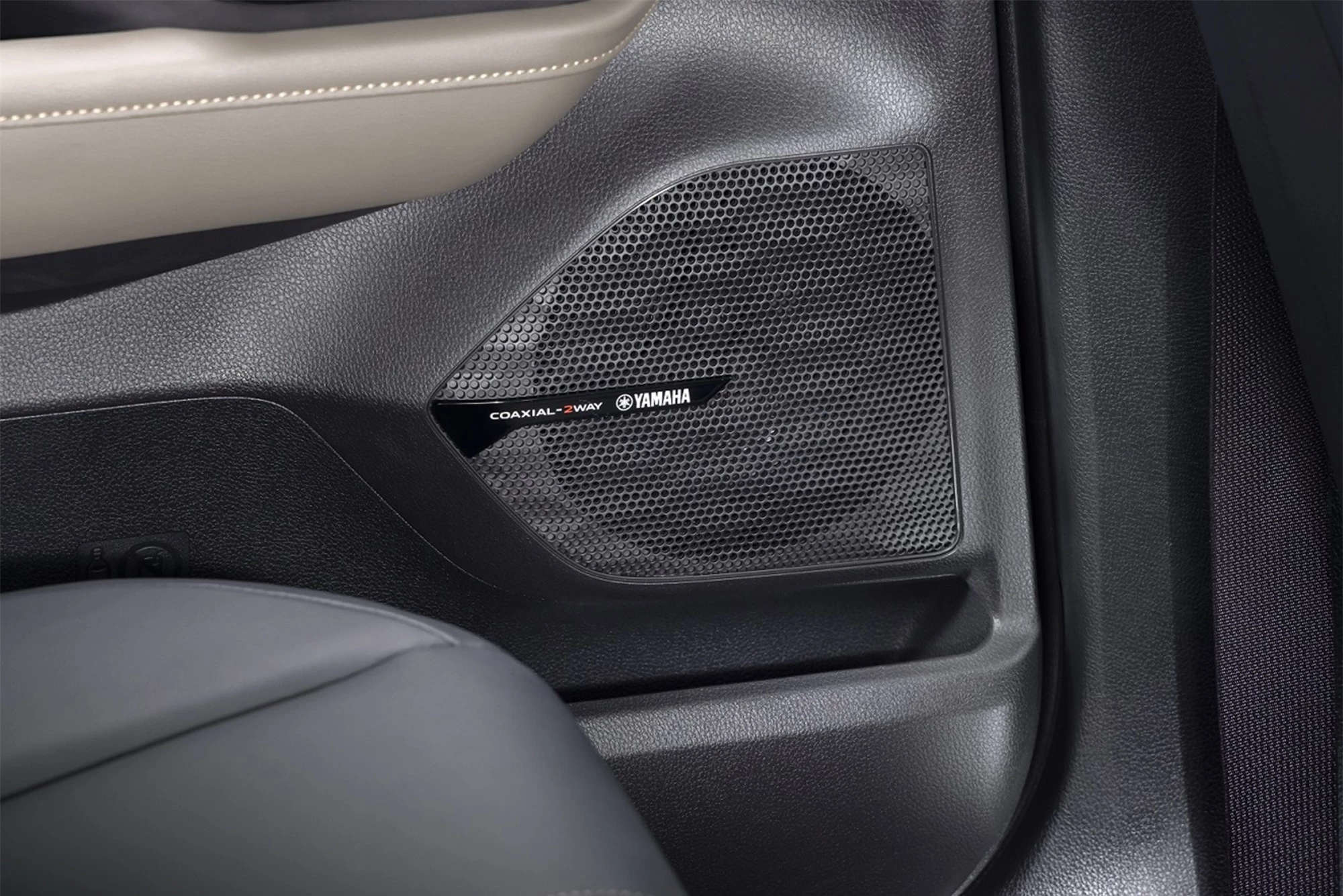 Liputan6: Hệ thống âm thanh Yamaha Premium Dynamics Sound được tích hợp trong Mitsubishi Xforce chưa từng gây thất vọng khi bật các bài hát thuộc nhiều thể loại khác nhau. Không những có thể điều chỉnh âm thanh đầu ra với 4 chế độ, dàn loa này còn có thể chỉnh theo tốc độ của xe, điều kiện đường sá thông qua tính năng Speed Compensated Volume với 5 cấp độ có thể lựa chọn. Tính năng này giúp đẩy nhanh tốc độ bài hát khi tăng tốc, và chậm lại khi giảm tốc - Ảnh: Mitsubishi