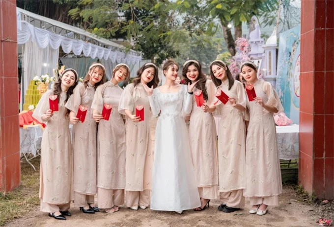 Cô dâu Linh Na mặc váy trắng nhẹ nhàng, tôn lên vóc dáng thon thả 