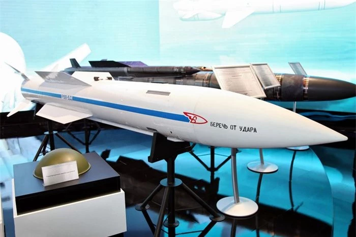 Tên lửa R-37M còn được gọi là RVV-BD (tên lửa không đối không tầm xa), nguyên mẫu lần đầu tiên được giới thiệu tại Triển lãm hàng không vũ trụ MAKS-2011 diễn ra vào tháng 8/2011. Nhưng lịch sử của tên lửa R-37 bắt đầu từ những năm 1980.