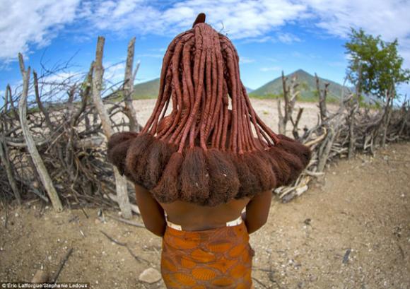 'Sởn da gà' trước kiểu làm đẹp có '1-0-2' của bộ tộc Himba