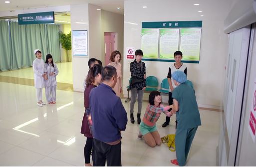 4 năm làm dâu không một lần đến hỏi thăm mẹ chồng, vậy mà khi mẹ tôi nguy kịch trong phòng phẫu thuật, chị dâu lại cầu xin bác sĩ một việc khiến cả gia đình tôi bất ngờ