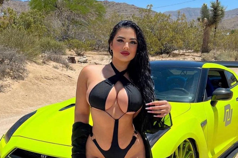 Chiêm ngưỡng đường cong nóng bỏng của mỹ nhân bên xe Nissan