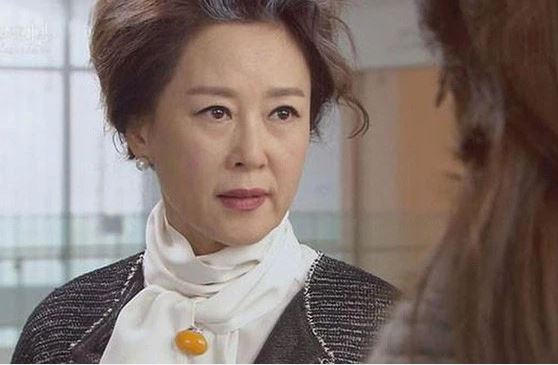 Thấy chị dâu ra vào nhà nghỉ, tôi sinh nghi nên theo dõi rồi kéo theo mẹ ập vào phòng, ngờ đâu 2 người bên trong khiến cả nhà tôi xấu hổ không nói nên lời