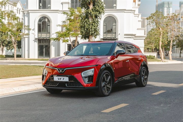 VinFast VF 7 gây ấn tượng mạnh với giới chuyên gia ngay trong lần đầu ra mắt nhờ thiết kế độc đáo và trải nghiệm lái mạnh mẽ bất ngờ.