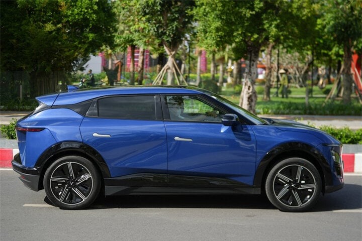 VF 7 sở hữu sức mạnh động cơ vượt trội trong phân khúc C-SUV cùng khả năng bứt tốc nhanh và mượt mà.