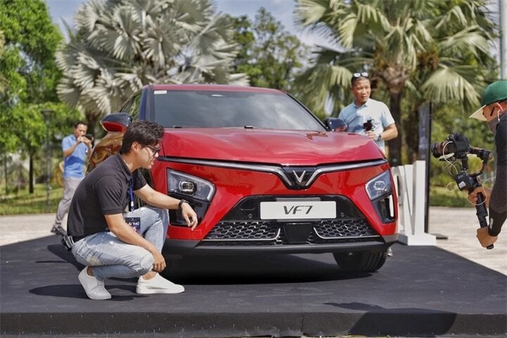 Reviewer kênh Xe Hay bày tỏ sự phấn khích với VF 7 do diện mạo táo bạo, trẻ trung, vận hành mạnh mẽ và chi phí sở hữu hợp lý.
