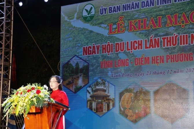 Phó Chủ tịch UBND tỉnh Vĩnh Long Nguyễn Thị Quyên Thanh phát biểu khai mạc Ngày hội du lịch.