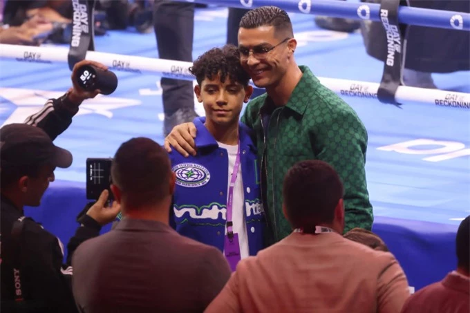 Cậu con trai Ronaldo Jr cũng cùng bố đi dự sự kiện. Cậu bé nhận được nhiều chú ý bởi chiều cao ấn tượng ở tuổi 13 cũng như ngoại hình ngày càng giống bố
