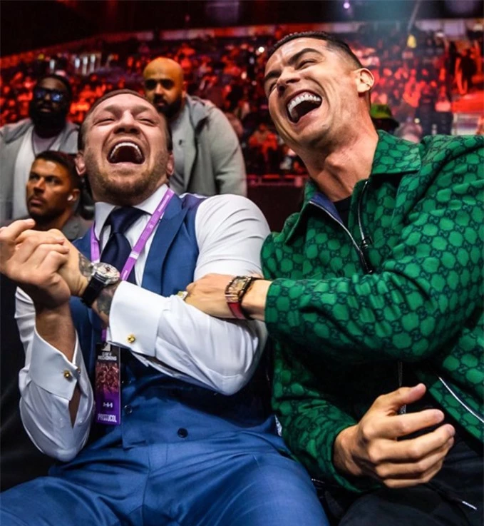 McGregor còn có màn đọ đồng hồ hài hước với Ronaldo. Sau đó, cả hai đều bật cười vui vẻ