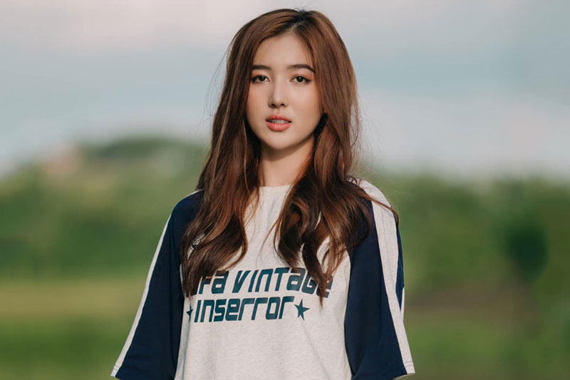 'Quên lối về' trước nhan sắc bà xã cao 1m80, kém ca sĩ Hồ Quang Hiếu 17 tuổi