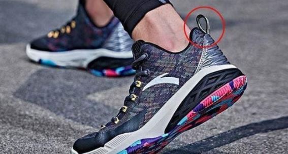 Đừng cắt bỏ phần “đuôi nhỏ” ở phía sau của đôi giày. Một số người khi đi giày đã sờn rách vẫn không biết cách sử dụng chính xác