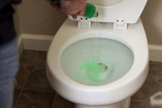 Cách xử lý bồn cầu bị tắc chỉ với nước rửa chén thông thường nhưng vô cùng hiệu quả