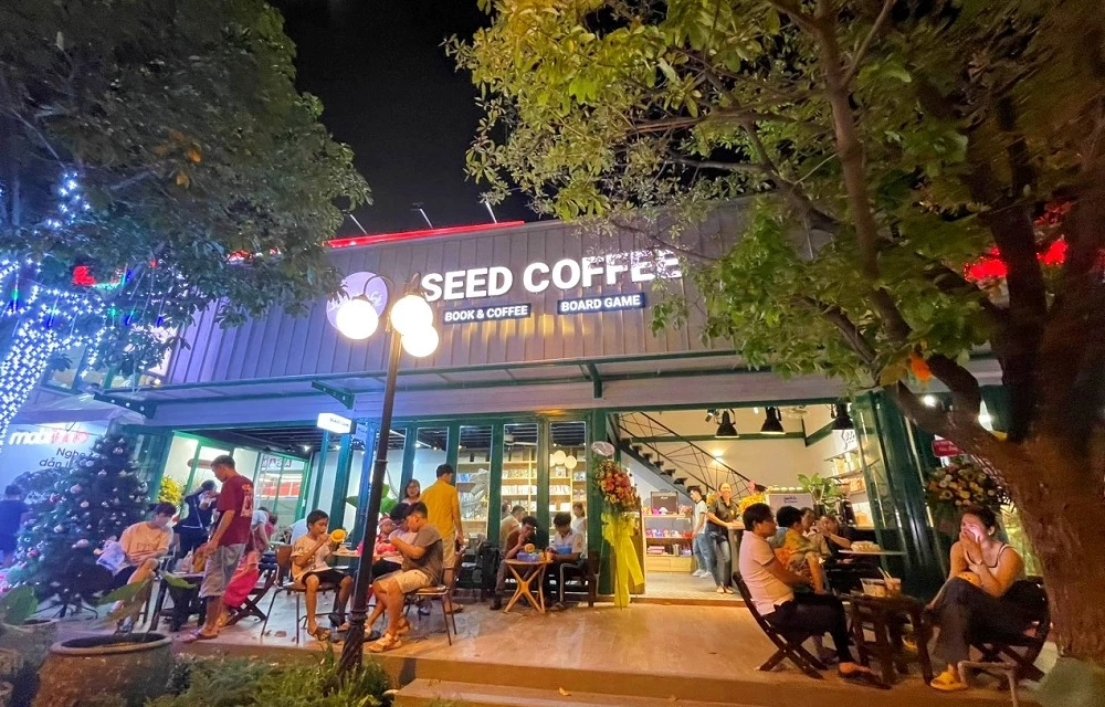 Không gian cà phê sách và trò chơi phát triển trí tuệ của Seed Coffee tại Đường sách Thủ Đức.