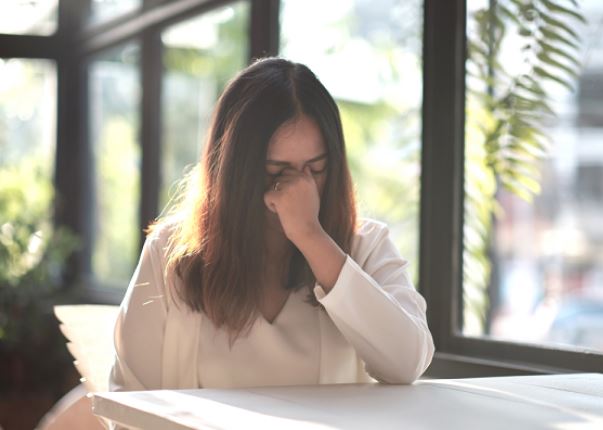 Đọc những dòng tin nhắn trong điện thoại của chị dâu, tôi cảm kích với tấm lòng chị bao nhiêu thì ghê sợ với tâm hồn mục rỗng của anh trai bấy nhiêu