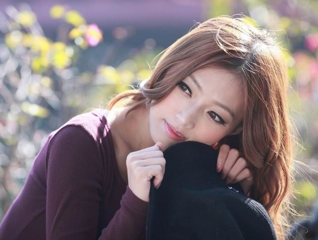 Thấy tôi mặc váy, trang điểm đi làm, chị dâu ganh tị cạnh khóe, tôi nhếch môi nói lại một câu khiến chị nín bặt xấu hổ