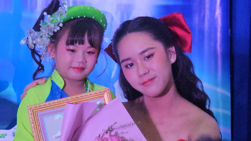 Bella Vũ trao tặng 70 phần quà cho trẻ em dịp Giáng Sinh