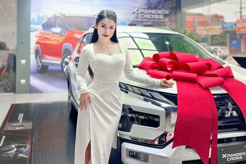 Người đẹp Việt thả dáng bên xe Mitsubishi